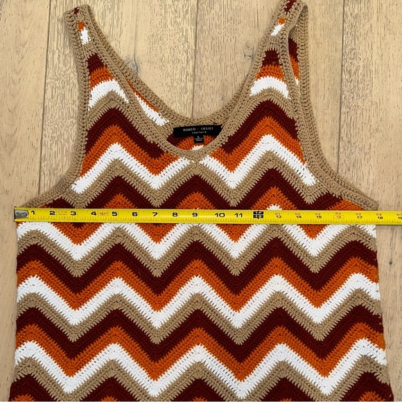 Romeo & Juliet Couture Boho Chevron Crochet Tank Top - Picture 5 of 8